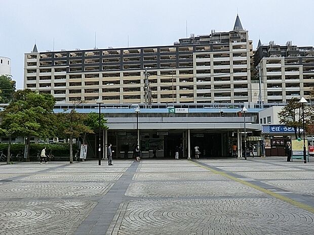 本郷台駅(JR 根岸線)まで1691m、駅前広場に大きなロータリーがあり、住環境も良い閑静な住宅環境の人気駅です。また隣駅が大船駅となり、アクセスも良いです。