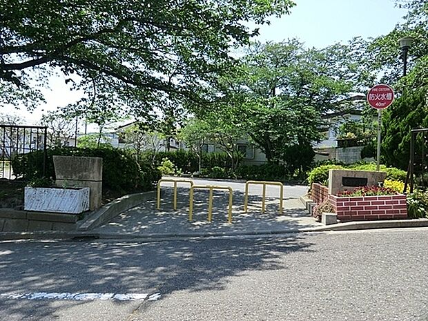 関ヶ谷第二公園まで142m、金沢区にある住宅街の十分な広さの公園です。公園の設備には水飲み・手洗い場があります。