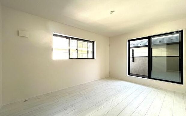 《寝室》　■朝から日差しいっぱい、早起きしたくなる洋室。ベッドを置いてもゆとりを感じられる。窓からの朝日が心地よい目覚めへと誘います。ゆとりある広さを確保し、心地よいプライベートタイムを演出します。