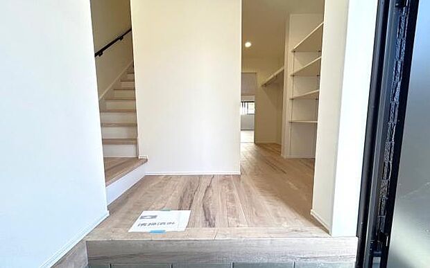 《玄関》　■玄関を開けると、エントランスホールがお出迎え。上がりがまちやシューズボックスがゆったりと構え、心地よさに包まれます。