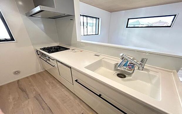 《システムキッチン》　■大型冷蔵庫や食器棚を置いても余裕なスペース。奥様の料理の腕も上がりそうな予感。