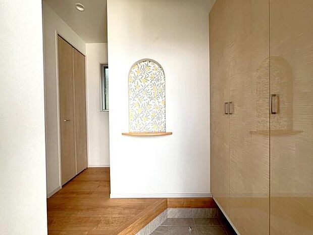 《玄関》　■玄関を開けると、エントランスホールがお出迎え。上がりがまちやシューズボックスがゆったりと構え、心地よさに包まれます。