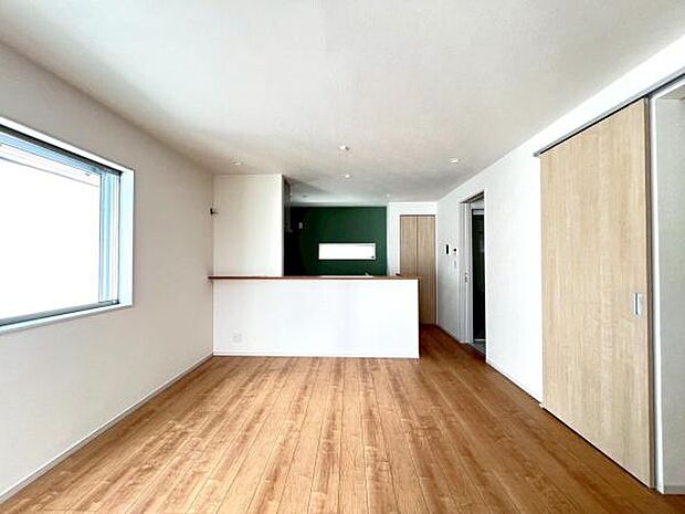 《リビングダイニング》　■開放的で広いリビング。のびのびとくつろげるリビングは、家族のコミュニケーションの場として、みんなが集まる憩の場所に。