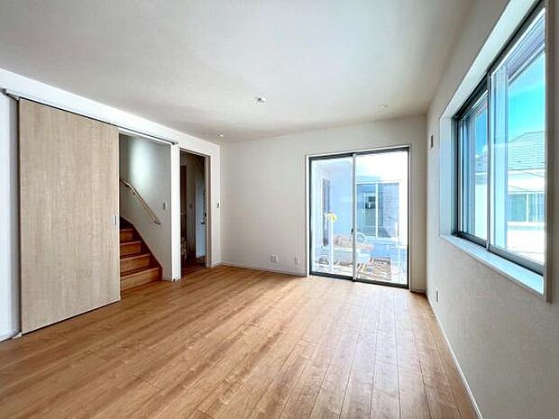 《リビングダイニング》　■豊かな光が照らすこの場所は、たわいもない会話を楽しみ、ゆったりとした時間を過ごす場所。家族の日常が刻まれる大切な空間です。