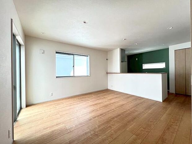 《リビングダイニング》　■大画面ＴＶも余裕、インテリアプランが考えやすいワイドなリビング。家族がしぜんに集まる広さ、お子様が思わず走り出す大空間。