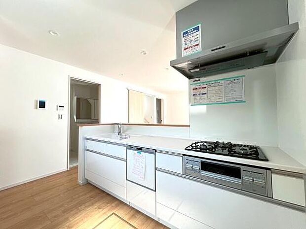 《システムキッチン》　■大型冷蔵庫や食器棚を置いても余裕なスペース。それぞれが、おいしい一品を調理しても窮屈なことは有りません。