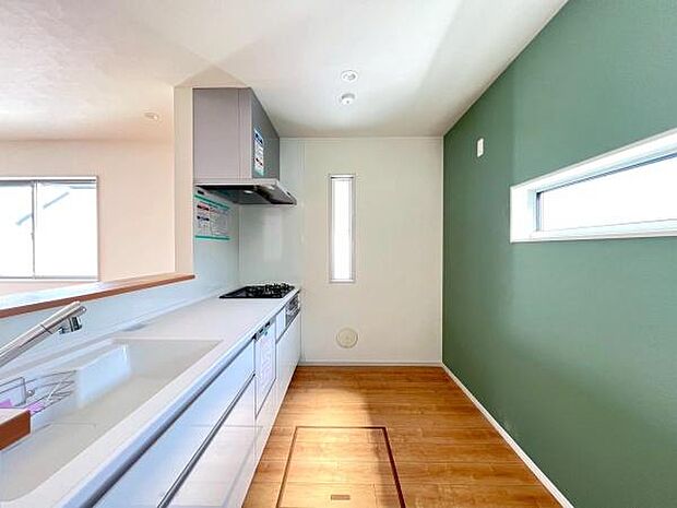 《システムキッチン》　■大型冷蔵庫や食器棚を置いても余裕なスペース。それぞれが、おいしい一品を調理しても窮屈なことは有りません。