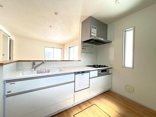 《キッチン》　■家族が集う楽しく親子の会話もはずむキッチン。明るく清潔で使い勝手のいいキッチンには、いつも家族の笑顔があふれています。