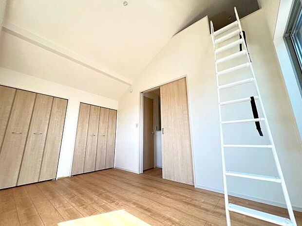 《寝室》　■朝から日差しいっぱい、早起きしたくなる洋室。ベッドを置いてもゆとりを感じられる。窓からの朝日が心地よい目覚めへと誘います。ゆとりある広さを確保し、心地よいプライベートタイムを演出します。