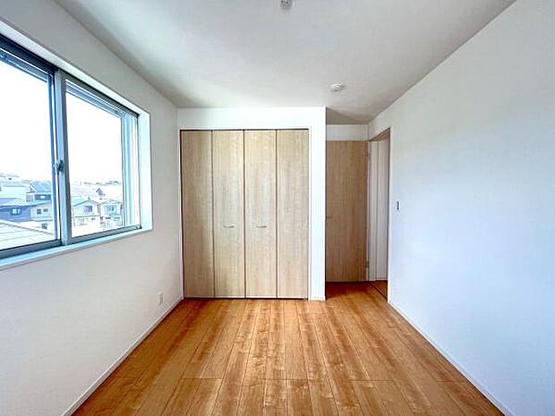 《子供部屋》　■机とべットを入れても十分な広さ、お子様の勉強部屋に。グングンと成績ＵＰの予感が。