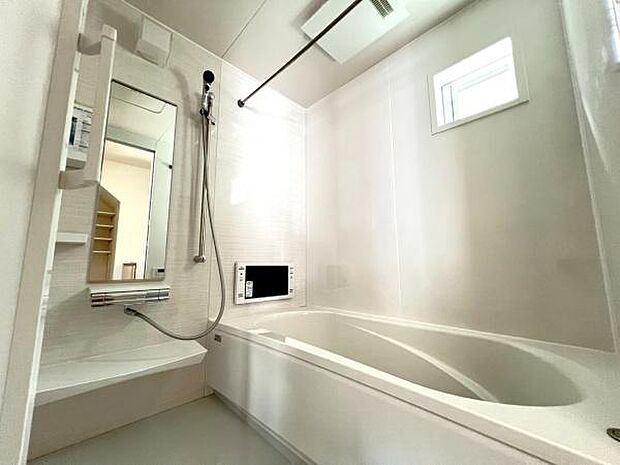 《浴室》　■ゆったり足を伸ばせる浴槽。お子様と一緒でもゆとりの広さ。1日の疲れを癒してくれるバスタイム。