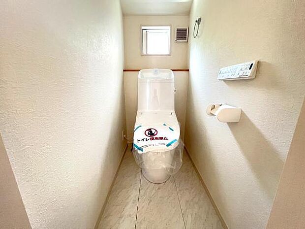 《トイレ》　■快適な使用感が人気の温水洗浄脱臭暖房機能を搭載。しかも汚れがつきにくく落ちやすい、洗浄力に優れた洗浄機能付トイレ。