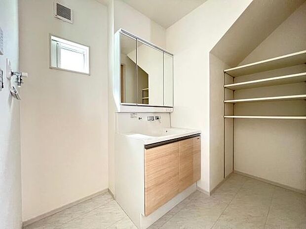 《洗面化粧台》　■洗面化粧台の鏡は、メイクや髭剃りに便利な三面鏡タイプ。開いて合わせ鏡としても使用できます。洗面台サイドには収納スペースとして利用でき、小物などの保管に便利な棚も付いています。