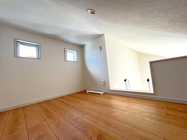 《ロフト》　■収納力のあるゆとりのロフト。季節物やお子様との思い出をしっかり収納できる為、重宝します。固定階段の畳敷きで隠れ家みたいで素敵です。