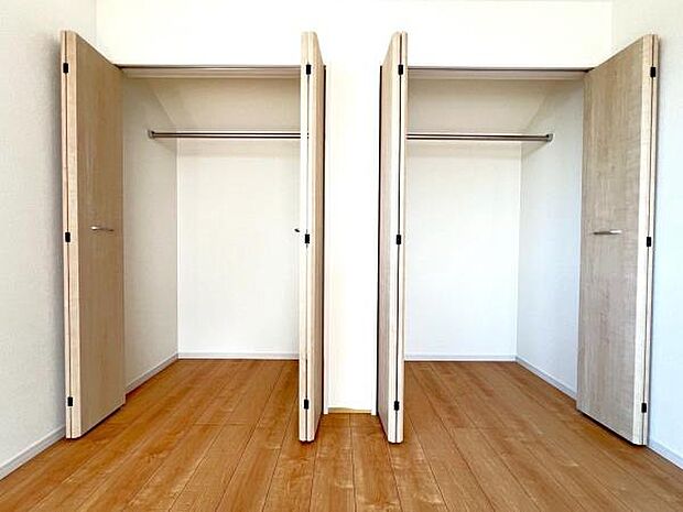 《収納》　■洋服を機能的に収納できるハンガーパイプのほか、帽子やバッグを置ける枕棚も設置。ゆとりあふれる収納空間です。