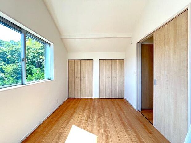 《洋室》　■型にはまらない多才なプライベートルーム。くつろぎの場としてだけでなく、趣味や仕事のパーソナルスペースとしても活躍する、個の時間をたっぷり楽しめる快適空間です。