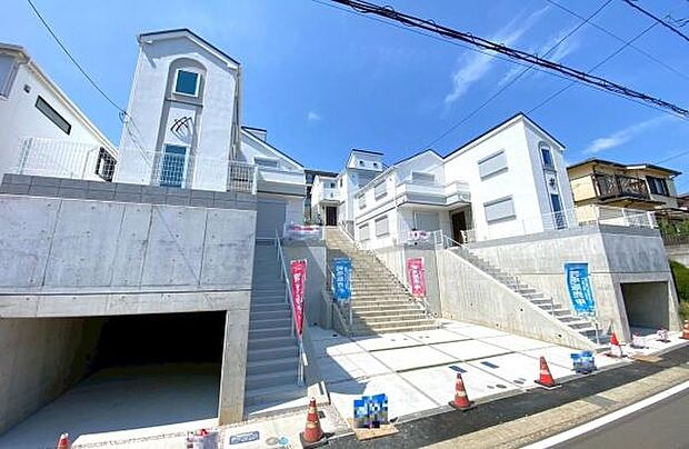 《外観》　■豊かな光が照らすこの場所は、たわいもない会話を楽しみ、ゆったりとした時間を過ごす場所。家族の日常が刻まれる大切な空間です。