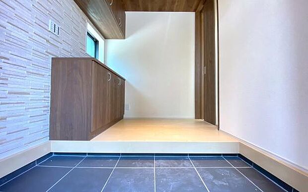 《玄関》 ■玄関を開けると、エントランスホールがお出迎え。上がりがまちやシューズボックスがゆったりと構え、心地よさに包まれます。