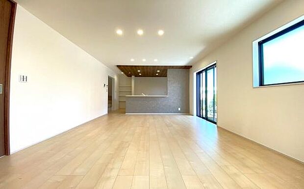 《リビング》 ■大画面TVも余裕、インテリアプランが考えやすいワイドなリビング。家族がしぜんに集まる広さ、お子様が思わず走り出す大空間。