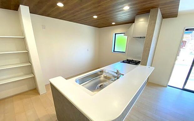 《システムキッチン》 ■大型冷蔵庫や食器棚を置いても余裕なスペース。それぞれが、おいしい一品を調理しても窮屈なことは有りません。