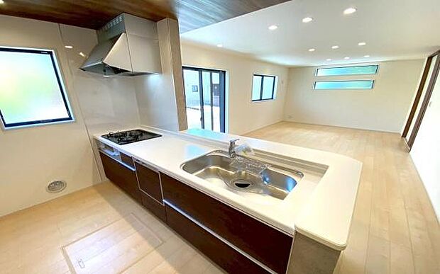 《キッチン》 ■家族が集う楽しく親子の会話もはずむキッチン。明るく清潔で使い勝手のいいキッチンには、いつも家族の笑顔があふれています。