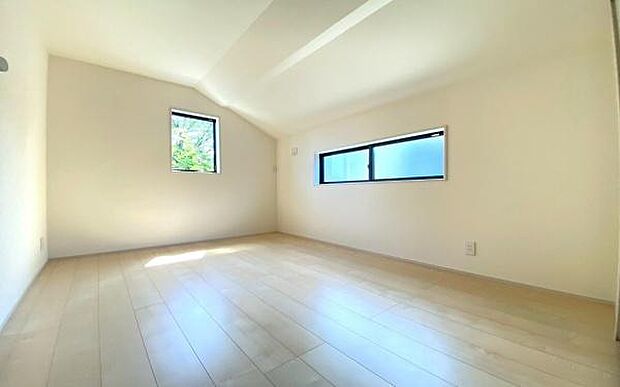 《子供部屋》 ■机とべットを入れても十分な広さ、お子様の勉強部屋に。グングンと成績UPの予感が。