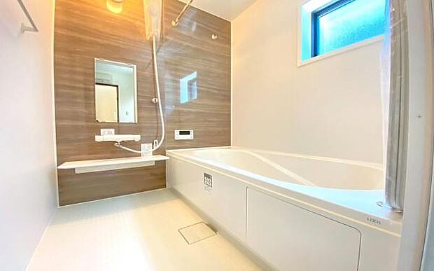 《浴室》 ■ゆったり足を伸ばせる浴槽。お子様と一緒でもゆとりの広さ。1日の疲れを癒してくれるバスタイム。