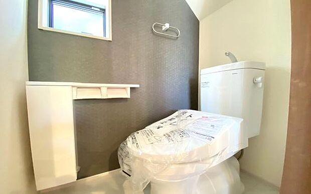 《トイレ》 ■快適な使用感が人気の温水洗浄脱臭暖房機能を搭載。しかも汚れがつきにくく落ちやすい、洗浄力に優れた洗浄機能付トイレ。