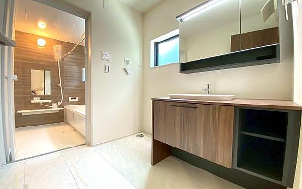 《洗面化粧台》 ■洗面化粧台の鏡は、メイクや髭剃りに便利な三面鏡タイプ。開いて合わせ鏡としても使用できます。洗面台サイドには収納スペースとして利用でき、小物などの保管に便利な棚も付いています。