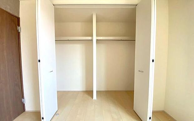 《収納》 ■洋服を機能的に収納できるハンガーパイプのほか、帽子やバッグを置ける枕棚も設置。ゆとりあふれる収納空間です。