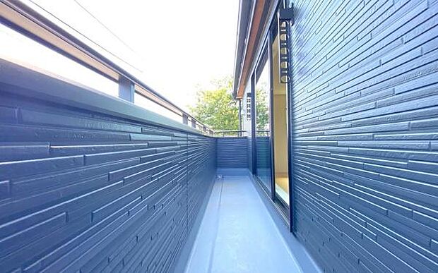 《バルコニー》 ■さわやかな風が通り暖かい光がふりそそぐバルコニー