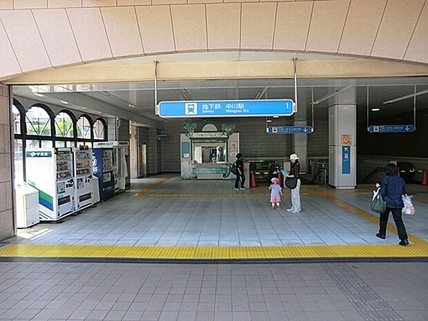 中川駅(横浜市営地下鉄ブルーライン)まで1306m、駅周辺は緑と整備された町並みが並ぶ住環境良好な地。大型の公園や遊歩道はお散歩にも最適です。