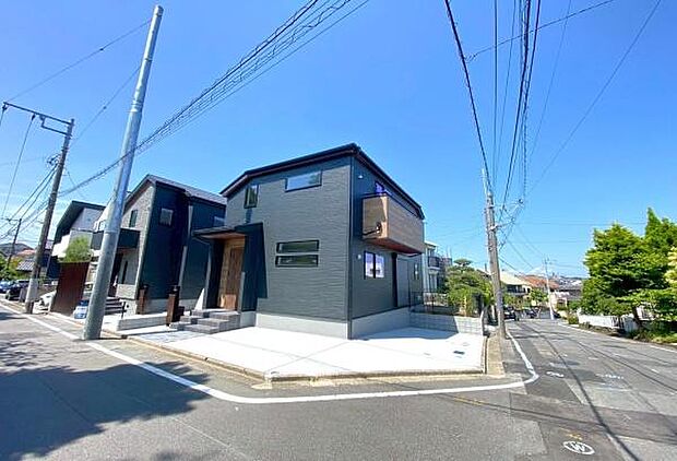 《外観》 ■一戸建ての多いエリア、静かで落ち着いた雰囲気。シンプルで美しいフォルム空気までクリーンになるような佇まい。心地よいライフスタイルが実現できるそんな予感。