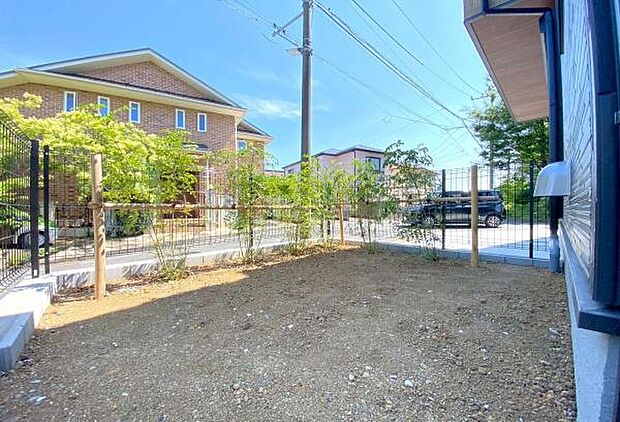 《庭》■子供のころに夢見た「庭付きマイホーム」。その夢が現実となるかもしれませんね。人目を気にせず開放的に家族でBBQパーティ。家庭菜園も楽しめます。南向きです。