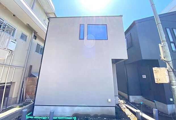 《外観》　■一戸建ての多いエリア、静かで落ち着いた雰囲気。シンプルで美しいフォルム空気までクリーンになるような佇まい。心地よいライフスタイルが実現できるそんな予感。