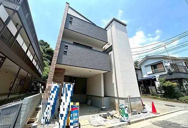 《現地》 ■豊かな光が照らすこの場所は、たわいもない会話を楽しみ、ゆったりとした時間を過ごす場所。家族の日常が刻まれる大切な空間です。