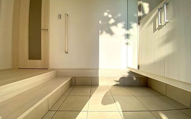 《玄関》　■玄関を開けると、エントランスホールがお出迎え。上がりがまちやシューズボックスがゆったりと構え、心地よさに包まれます。
