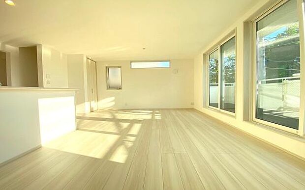 《リビングダイニング》　■大画面ＴＶも余裕、インテリアプランが考えやすいワイドなリビング。家族がしぜんに集まる広さ、お子様が思わず走り出す大空間。