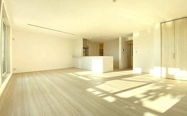 《リビングダイニング》　■豊かな光が照らすこの場所は、たわいもない会話を楽しみ、ゆったりとした時間を過ごす場所。家族の日常が刻まれる大切な空間です。自然光に溢れるこの空間はリフレッシュにピッタリです。