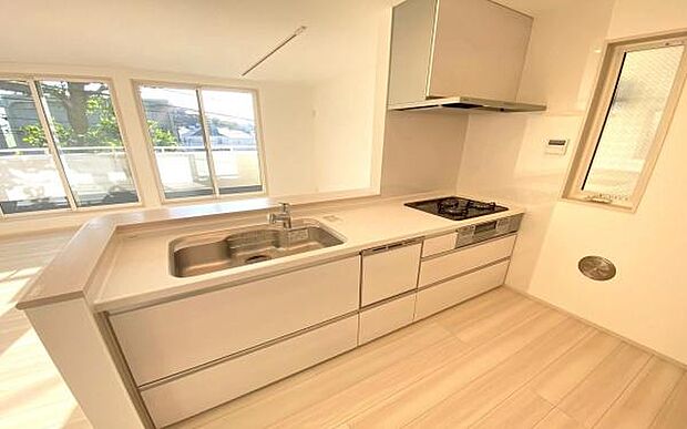 《システムキッチン》　■大型冷蔵庫や食器棚を置いても余裕なスペース。それぞれが、おいしい一品を調理しても窮屈なことは有りません。作るだけではなくて、作った後も片づけが簡単な大きなシステムキッチンです。