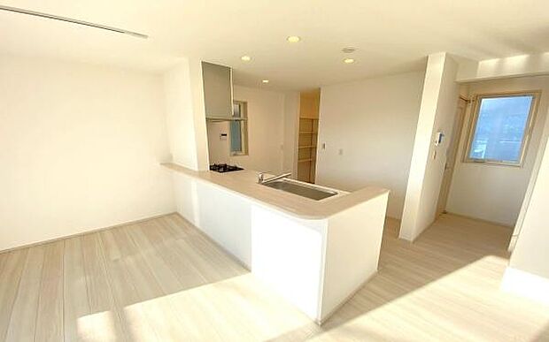 《システムキッチン》　■会話を楽しみながら食事を味わう。一緒にいる時間が楽しい空間。カフェにいるような気分で毎日を過ごしたい。家族でいる時間を柔らかに包み込むインテリア。