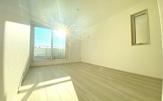 《子供部屋》 ■机とべットを入れても十分な広さ、お子様の勉強部屋に。グングンと成績UPの予感が。