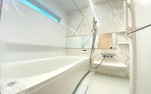 《浴室》　■ゆったり足を伸ばせる浴槽。お子様と一緒でもゆとりの広さ。1日の疲れを癒してくれるバスタイム。窓付きのバスルームは明るく、浴室乾燥機能付きなので、天気の悪い日の外出も安心して出掛けられます。