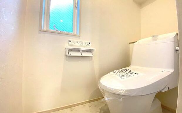 《トイレ》　■快適な使用感が人気の温水洗浄脱臭暖房機能を搭載。しかも汚れがつきにくく落ちやすい、洗浄力に優れた洗浄機能付トイレ。