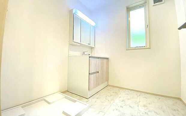 《洗面化粧台》　■洗面化粧台の鏡は、メイクや髭剃りに便利な三面鏡タイプ。開いて合わせ鏡としても使用できます。洗面台サイドには収納スペースとして利用でき、小物などの保管に便利な棚も付いています。