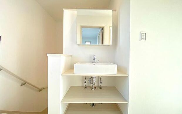 《洗面化粧台》 ■3階にも使いやすいシャープなデザインの洗面化粧台を造作しました。