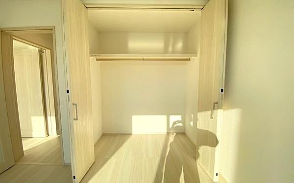 《収納》　■洋服を機能的に収納できるハンガーパイプのほか、帽子やバッグを置ける枕棚も設置。ゆとりあふれる収納空間です。