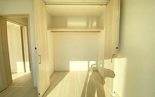 《収納》　■洋服を機能的に収納できるハンガーパイプのほか、帽子やバッグを置ける枕棚も設置。ゆとりあふれる収納空間です。