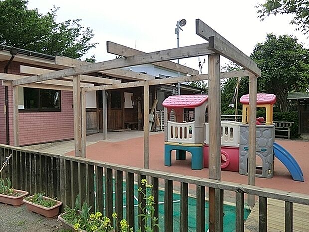 山元町保育園まで499m、梅・桜・どんぐりの木・くるみの木など自然がいっぱいの園庭でのびのび遊び、子供達の心身共に健全な育成を心掛けています。