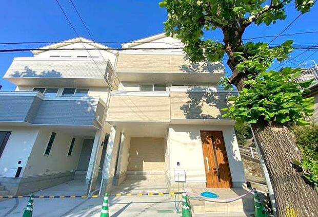 《外観》　■豊かな光が照らすこの場所は、たわいもない会話を楽しみ、ゆったりとした時間を過ごす場所。家族の日常が刻まれる大切な空間です。